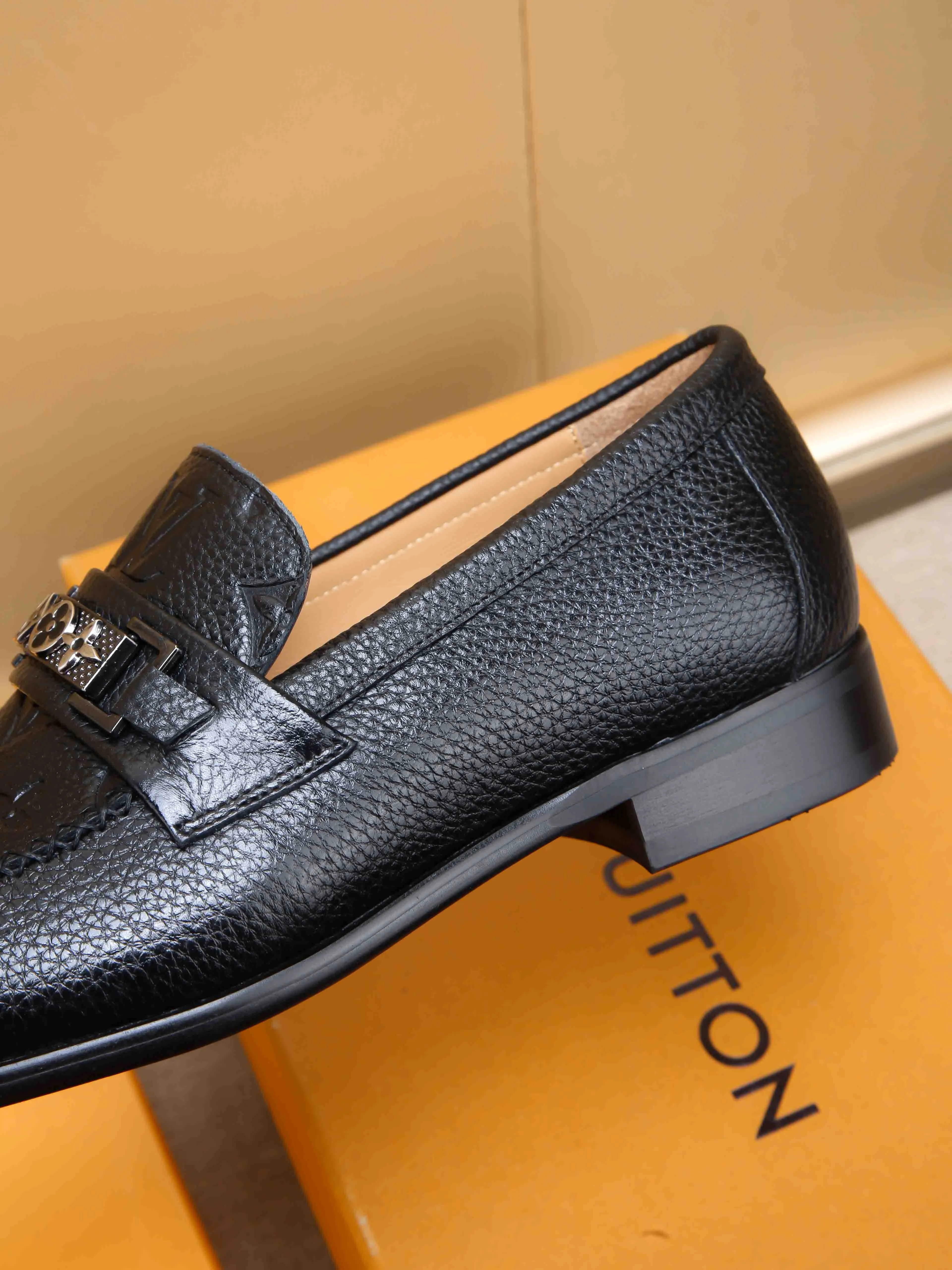 Men's shoes 💰 460 💰 Louis Vuitton LV ® 🆕 model 🔛Full shoe counter, first layer cowhide, 🐂leather lined casual shoes for men, super soft outsole, essential for driving. Counter synchronization, original first layer cowhide, completely 1:1 mold customization🌹top version, color optional! Number: 39-44 (customized at 38.45)